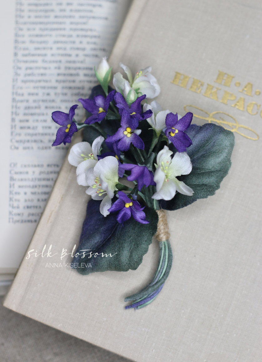Бутоньерка с шелковыми фиалками и цветами яблони