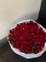Букет 101 красная роза в оформлении