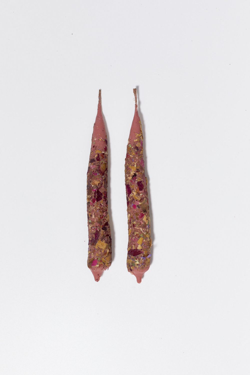 Розовая свеча среднего размера