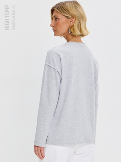 Легкий трикотажный лонгслив со швами наружу