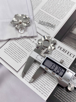 Накладка на пуговицу Цветок плоский серебристый