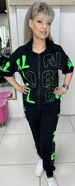 Яркий, спортивный костюм с неоново-салатным принтом