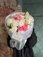 Букет из кустовой пионовидной розы, альстромерии и хризантемы