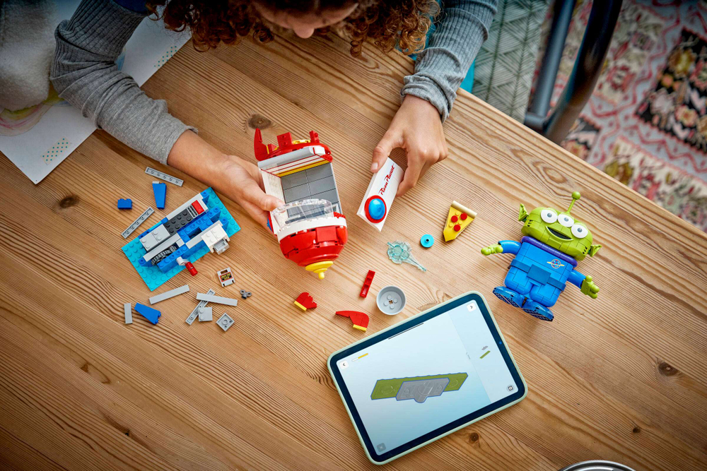 Конструктор LEGO Disney 43307 Alien with Pizza Planet Rocket Ride