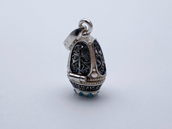 Ладанка из серебра/Чернение/С подвижным ухом/Со вставкой из красного фианита/Семистрельная