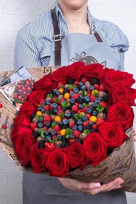 Букет из ягод и цветов Сочный микс