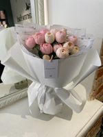 Букет из нежно-розовой кустовой пионовидной розы в оформлении