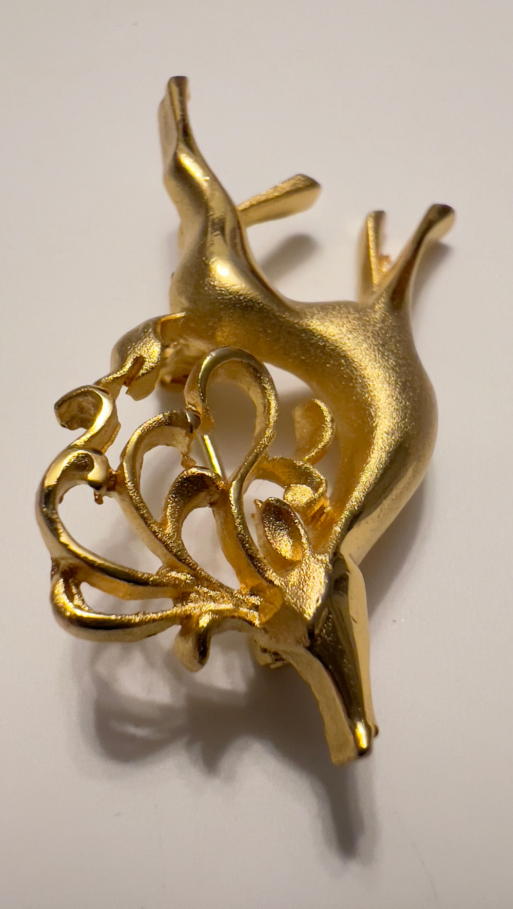 Новогодняя брошь олень