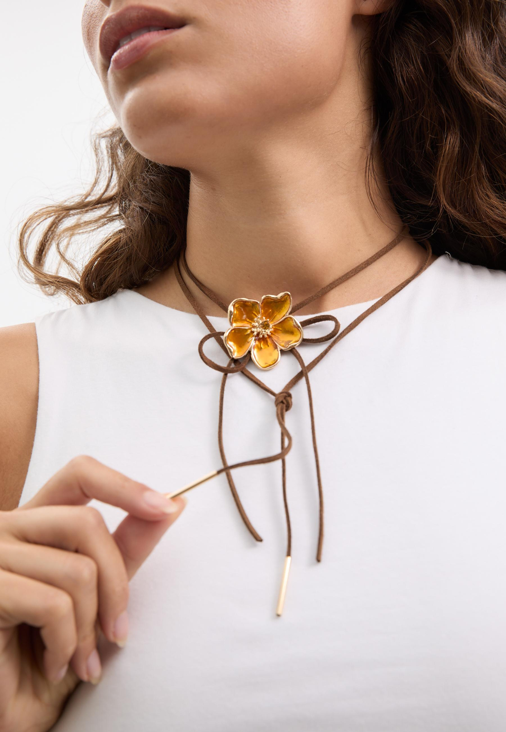 STRADIVARIUS Ожерелье с контрастным цветком, горчичный