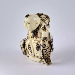 Нэцкэ Ребенок с огромным карпом, корзиной рыбы и хворостом за плечами