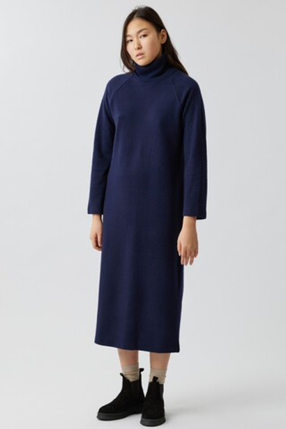 Платье из трикотажа со стойкой темно-синего цвета