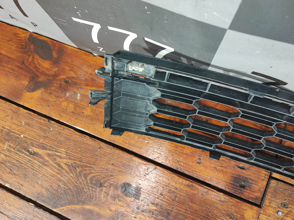 Решетка переднего бампера Skoda Rapid 1 17-20 Б/У Оригинал 5JA853677D