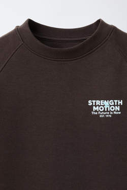 ZARA КОМПЛЕКТ ИЗ ФУТБОЛКИ И ШОРТОВ-БЕРМУДОВ ИЗ ТКАНИ ИНТЕРЛОК С НАДПИСЬЮ, ШОКОЛАДНЫЙ