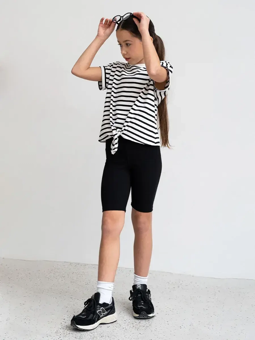 Черно-белый костюм для девочки на лето в полоску