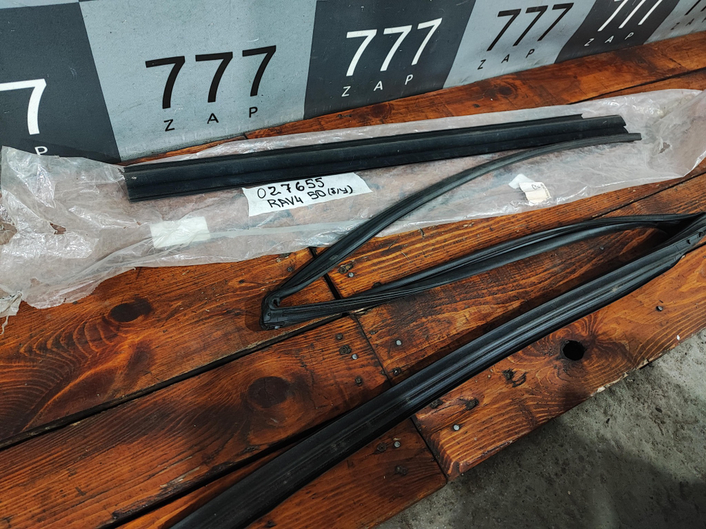 Уплотнитель стекла двери Toyota RAV4 V (XA50) 18-нв Б/У Оригинал 6814242061