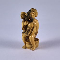 Эротическая статуэтка нэцкэ Любовники моются