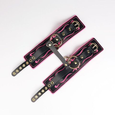 Черные кожаные оковы с розовой строчкой (Цвет: черный с розовым)