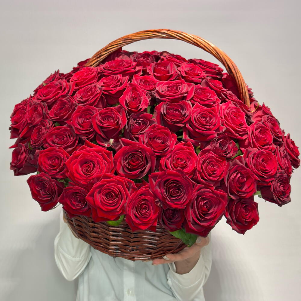 Корзина из красной розы премиум Рэд Наоми 101