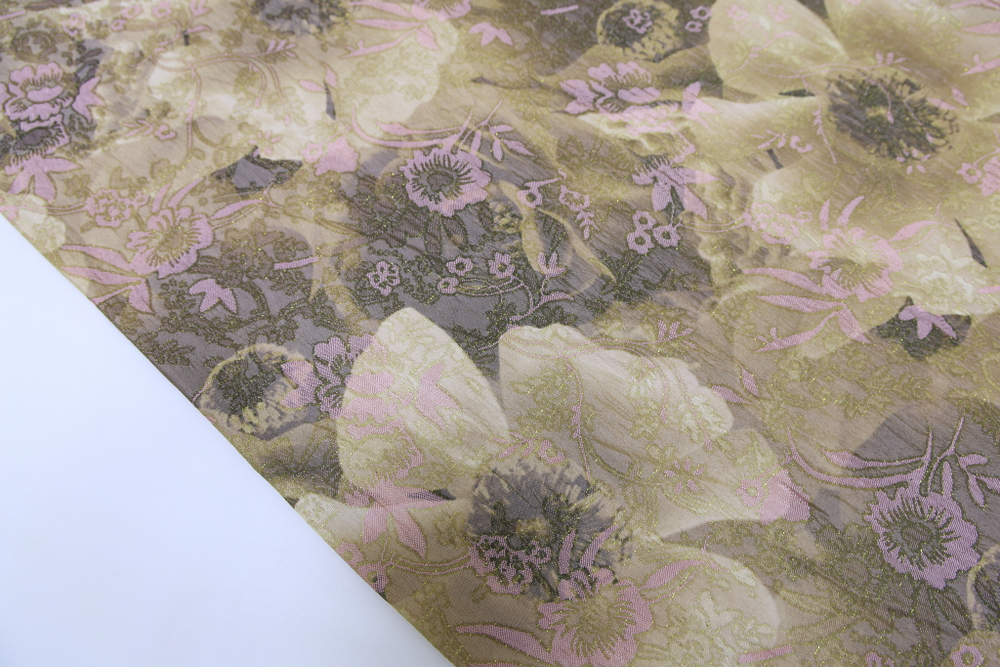 Жаккард оливковый со светло-розовыми цветами