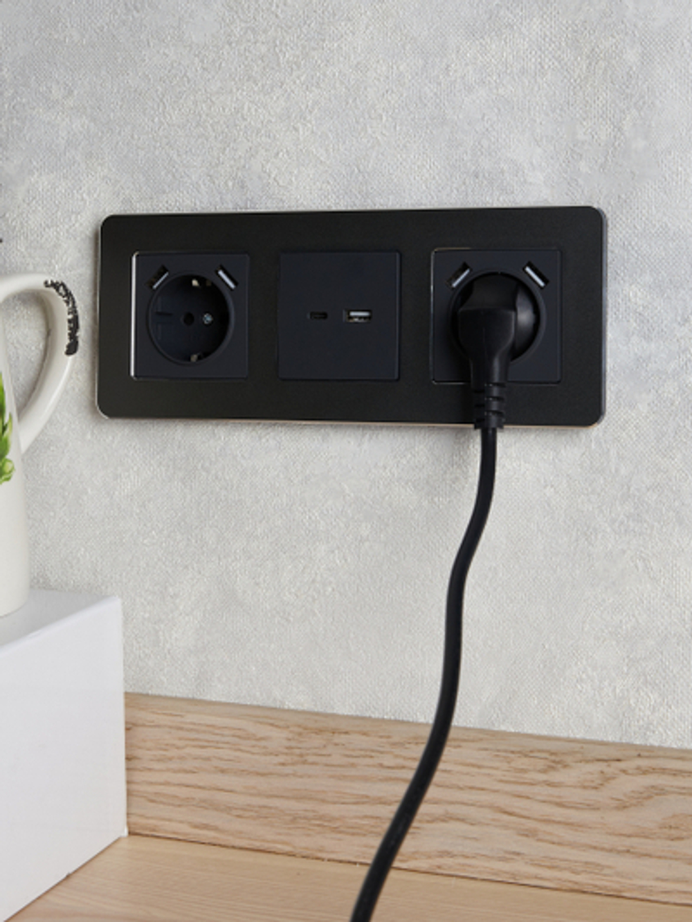 BRITE Розетка 1-местная с заземлением с защитными шторками 16А с USB A+A 5В 3,1А РЮш10-2-БрГ графит IEK