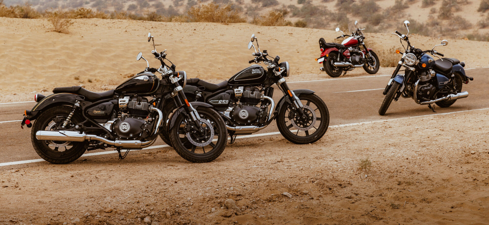 Royal Enfield Super Meteor 650 Astral Black (Base)