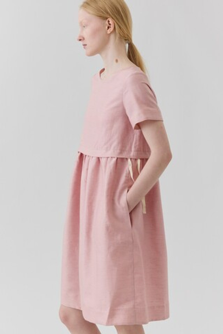 Жемчужно-розовое платье с кулиской укороченное