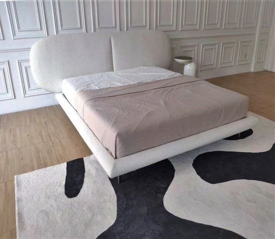 Двуспальная кровать с широким изголовьем Coco