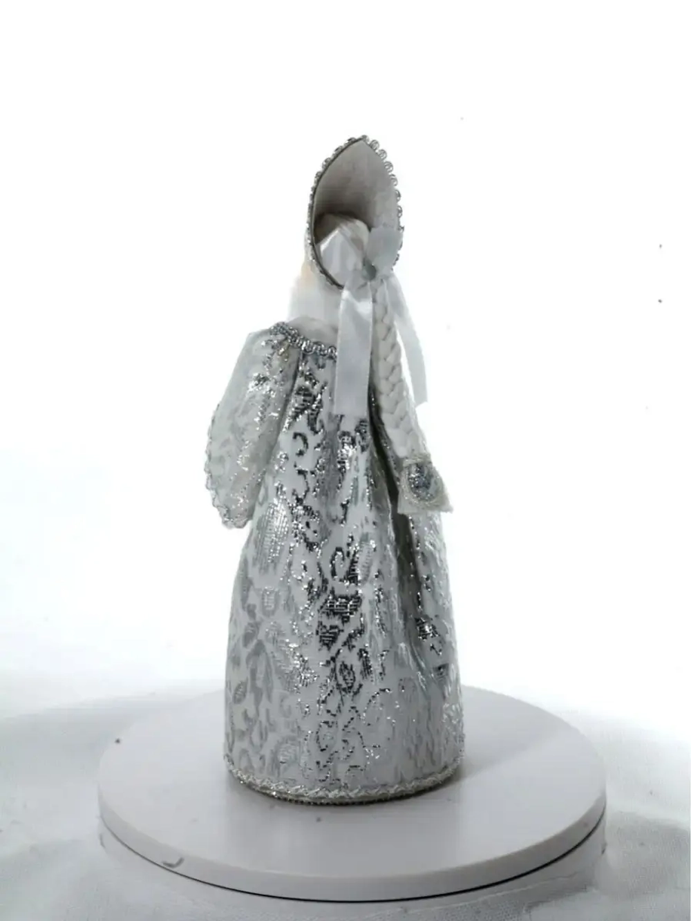 Кукла коллекционная Снегурочка в кокошнике и с муфтой