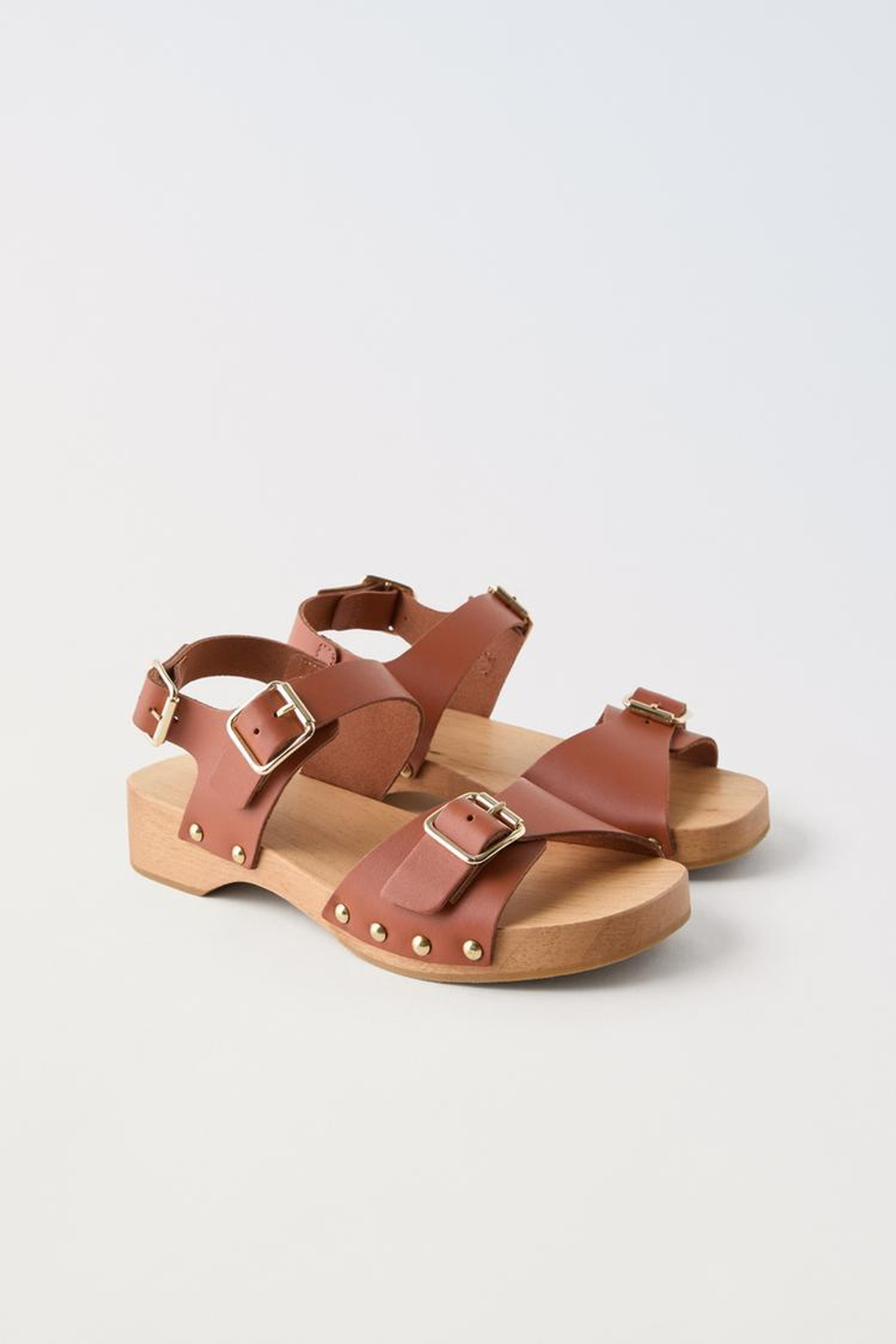 ZARA КОЖАНЫЕ САНДАЛИИ С ЗАКЛЕПКАМИ, КОРИЧНЕВЫЙ