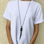 Кулон на длинной цепочке с черными и серыми кристаллами.