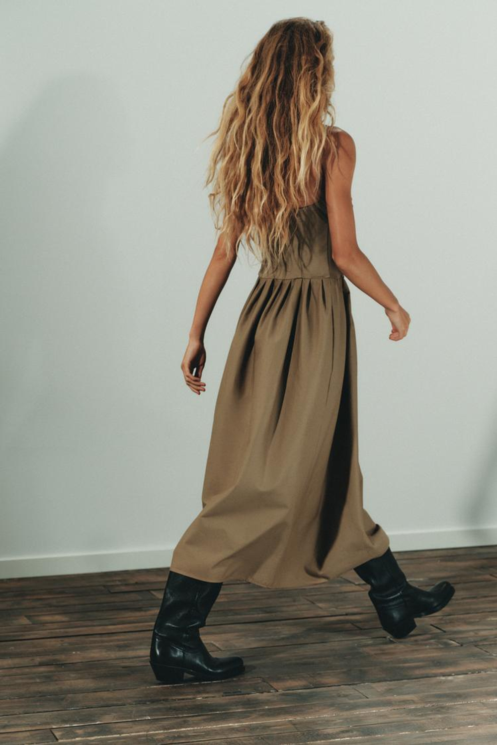 ZARA ПЛАТЬЕ-МИДИ БЕЗ БРЕТЕЛЕЙ, ХАКИ