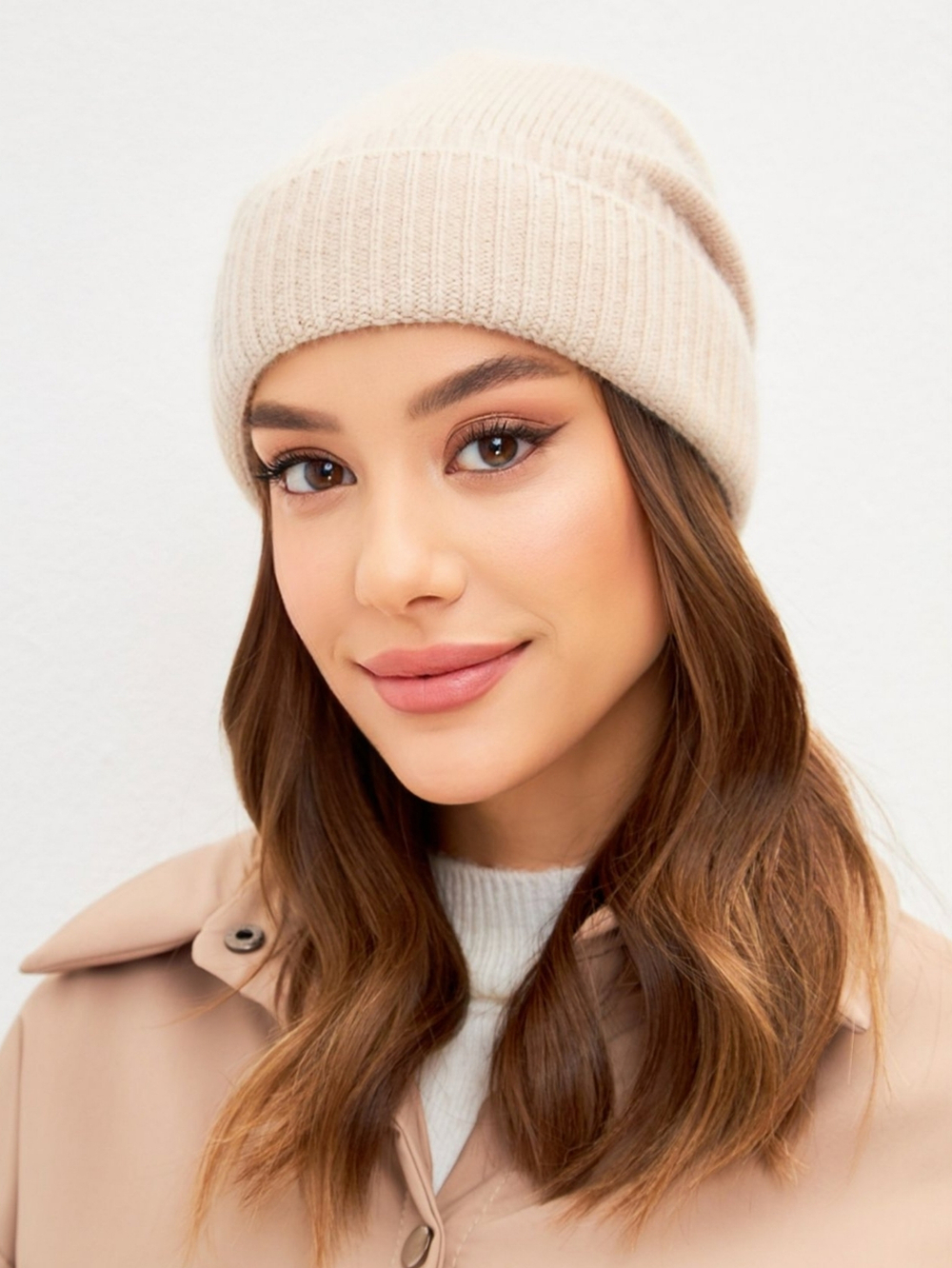 Шапка FABI удлиненная одинарная c отворотом с содержанием 
шерсти енота и ангоры