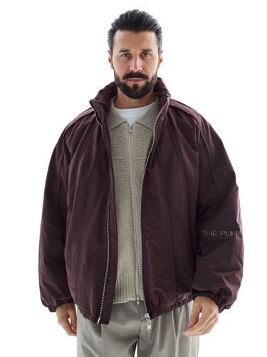 Утепленный шоколадный бомбер с рельефными швами