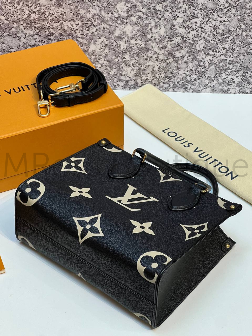Черная сумка Louis Vuitton Onthego PM с узором монограм
