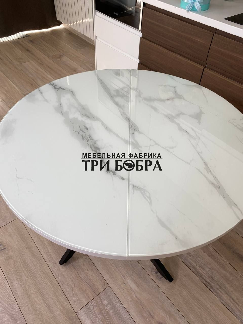 Стол круглый стеклянный "Серый мрамор 262" на чёрных ножках