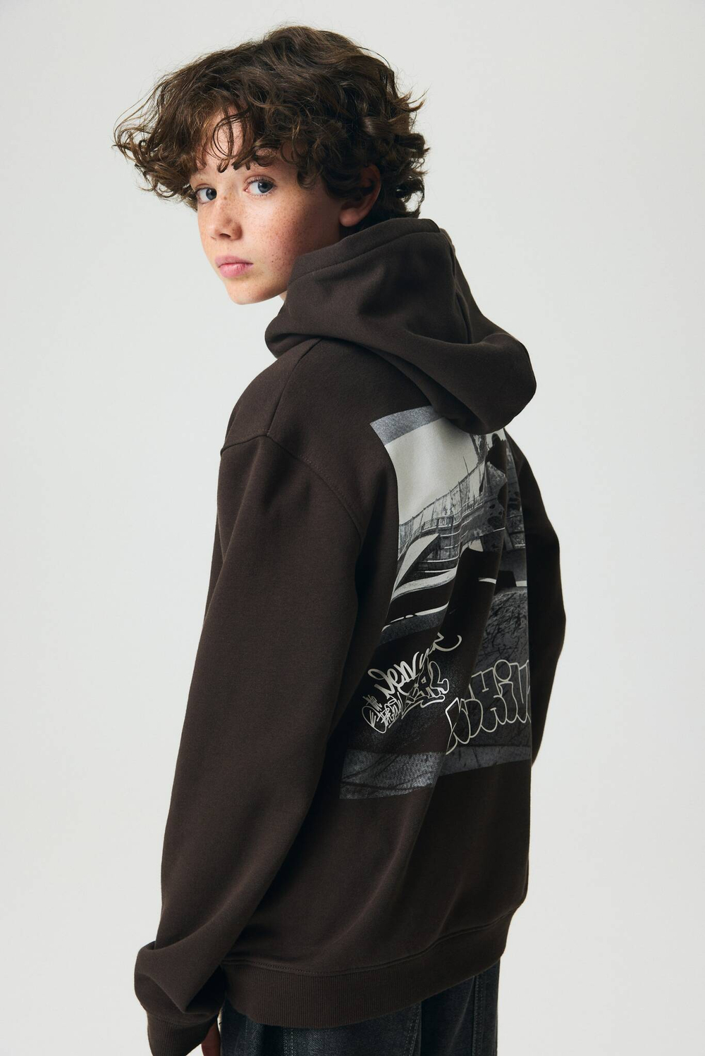 H&M Толстовка с капюшоном и принтом, темно-коричневый