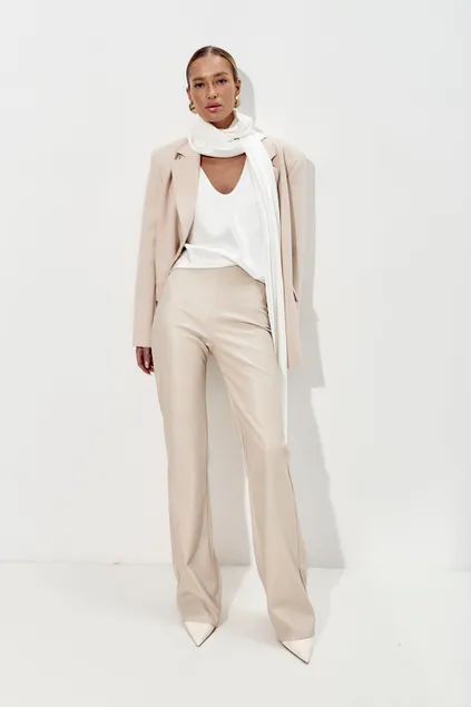 Брюки клеш из экокожи серо-бежевого цвета