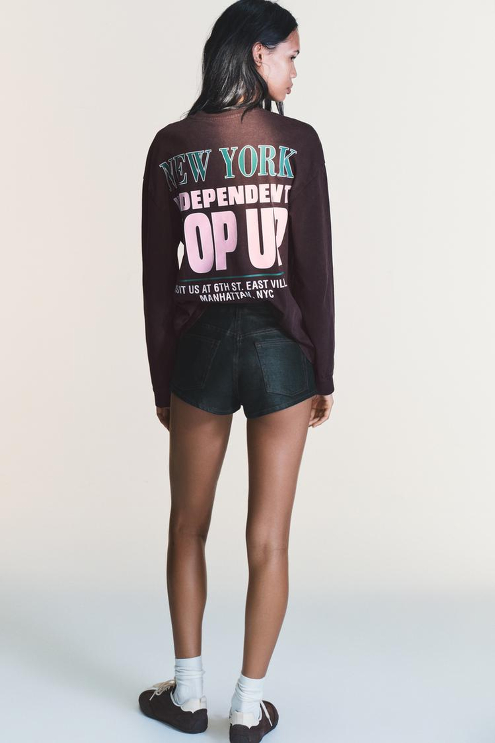 ZARA ФУТБОЛКА С ЭФФЕКТОМ ПОТЕРТОСТИ И КОНТРАСТНЫМ ТЕКСТОМ, КОРИЧНЕВЫЙ