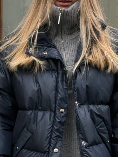 Объемный темно-синий пуховик Minimiziee