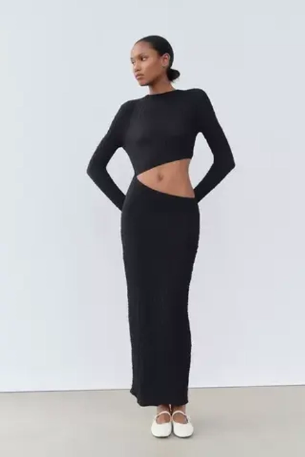 ZARA ПЛАТЬЕ ИЗ РЕЛЬЕФНОЙ ТКАНИ С ВЫРЕЗОМ, ЧЕРНЫЙ