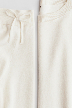 H&M Комплект из мягкого тонкого свитера и брюк, кремовый