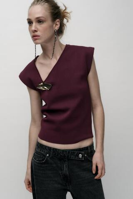 ZARA ТРИКОТАЖНЫЙ ТОП С ЗОЛОТИСТОЙ ДЕТАЛЬЮ, ЦВЕТ БУРГУНДСКОГО ВИНА