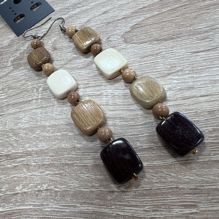 Серьги Камешки через бусину, цвет ассорти, дерево 10 см