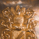 Геральдический декоративный щит с рыцарским гербом и скрещёнными мечами