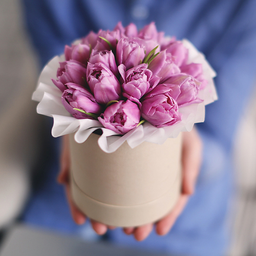 Купить Шляпная коробка с сиреневыми тюльпанами