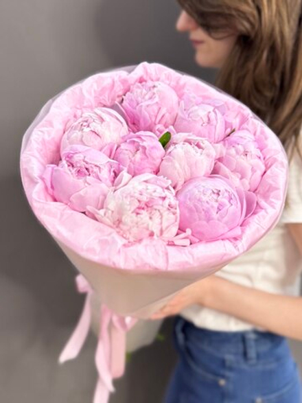 Букет из 9 розовых пионов сорта "Сара Бернар"