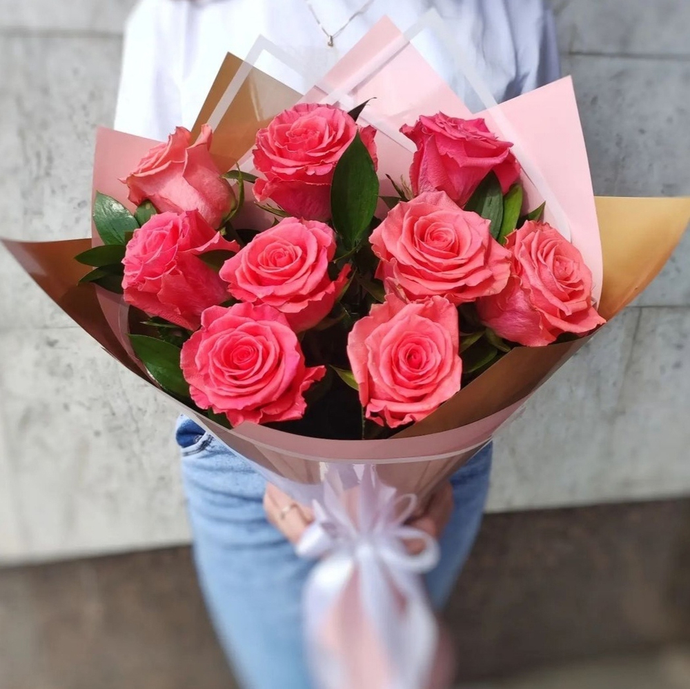 Букет из 9 роз сорта "AMSTERDAM" с веточками рускуса