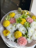 Букет из хелеборуса, хризантемы, нарциссов и диантусов
