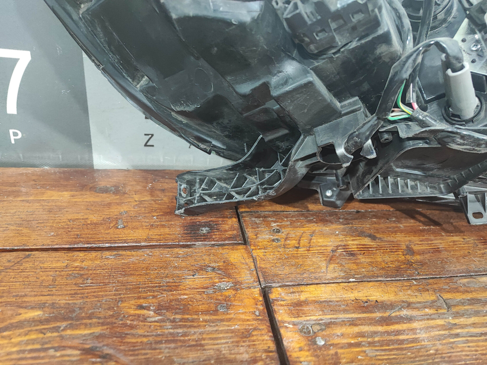 Фара левая Галоген Mitsubishi Pajero Sport 3 15-21 Б/У Оригинал 8301C793