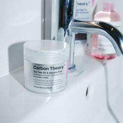Carbon Theory Tea Tree Oil & Glycolic Acid - очищающие подушечки для осветления и разглаживания кожи /  60 szt.   / GTIN 634114052725